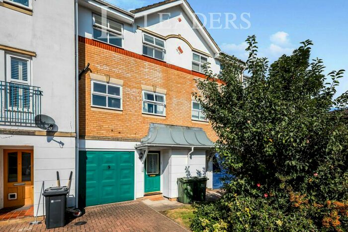3 Bedroom End Of Terrace House To Rent In Stocton Close, Guildford, GU1