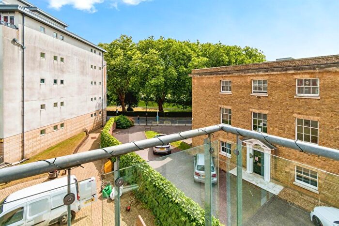 1 Bedroom Flat For Sale In Lower Canal Walk, Southampton, SO14