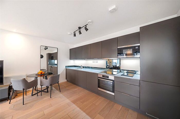 2 Bedroom Flat For Sale In Chatfield Road, Battersea, SW11