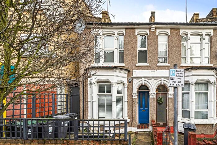 2 Bedroom Flat For Sale In Lausanne Road, Harringay, London, N8