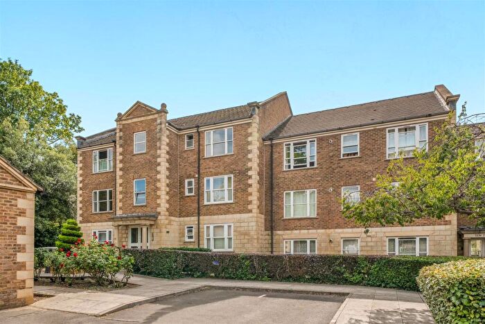 1 Bedroom Flat For Sale In Walnut Mews, Sutton, SM2