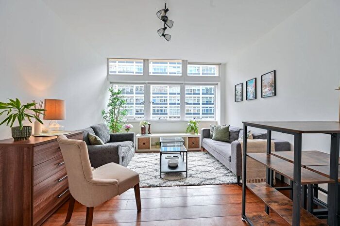 2 Bedroom Flat To Rent In Newington Causeway, Elephant And Castle, London, SE1