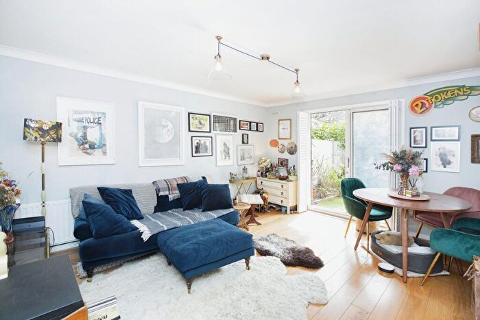 2 Bedroom Flat For Sale In Victoria Park Road, London, E9