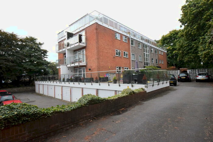 2 Bedroom Flat To Rent In St. Johns Road, Bournemouth, BH5