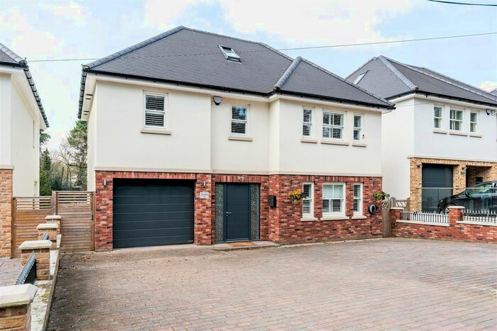 5 Bedroom Detached House For Sale In Woodlands Drive, Hoddesdon, EN11