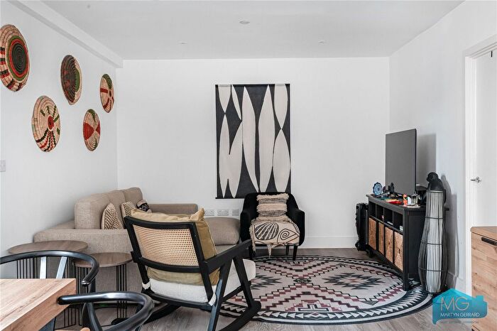 2 Bedroom Flat For Sale In Edgewood Mews, London, N3