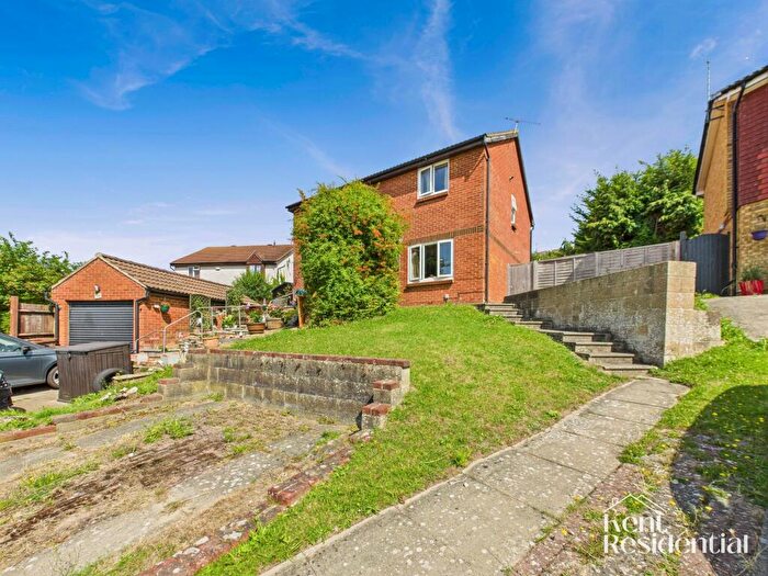3 Bedroom Semi-Detached House For Sale In Freshwater Road, Chatham, ME5