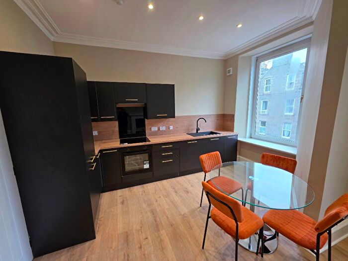 3 Bedroom Flat To Rent In Northfield Place, Rosemount, Aberdeen, AB25