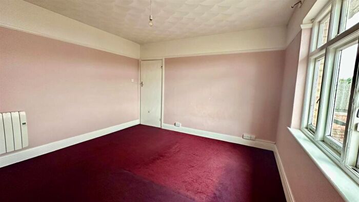 2 Bedroom Flat For Sale In Crabtree Lane, Lancing, BN15