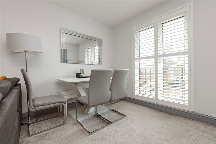 2 Bedroom Flat For Sale In Chaldon Road, Caterham, Surrey, CR3