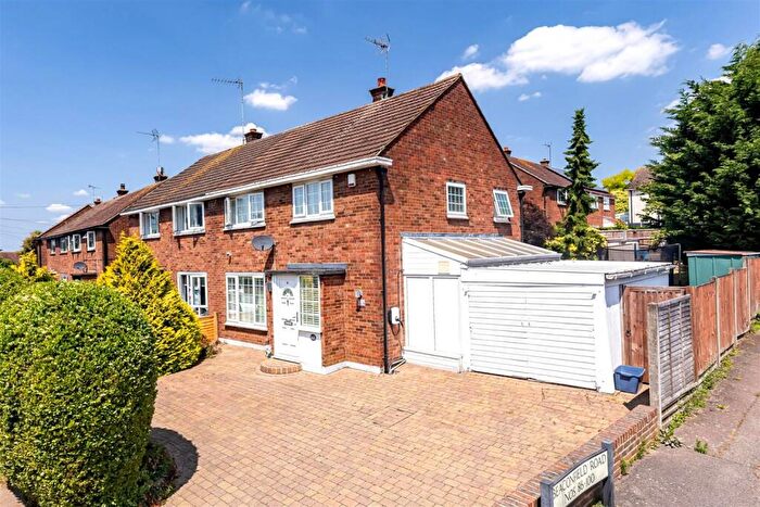 3 Bedroom Semi-Detached House For Sale In Beaconfield Road, Epping, CM16