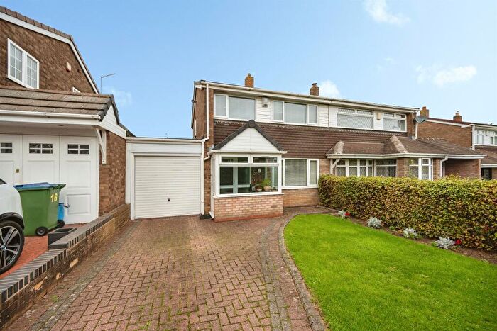 3 Bedroom Semi-Detached House For Sale In City Road, Tividale, Oldbury, B69