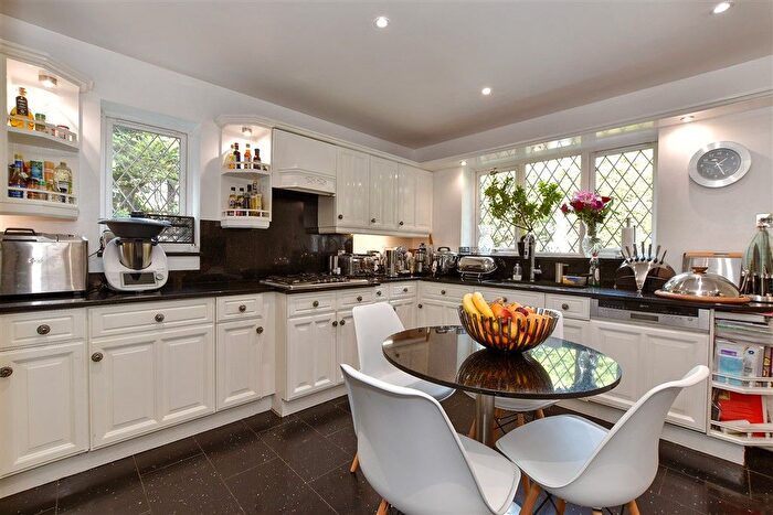 4 Bedroom Detached House For Sale In Grovewood Place, Woodford Green, Essex, IG8