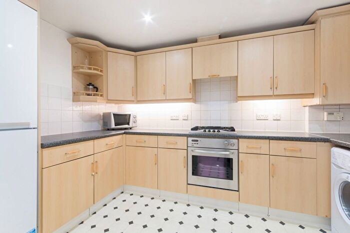 2 Bedroom Flat To Rent In Greenview Close, Acton, London, W3