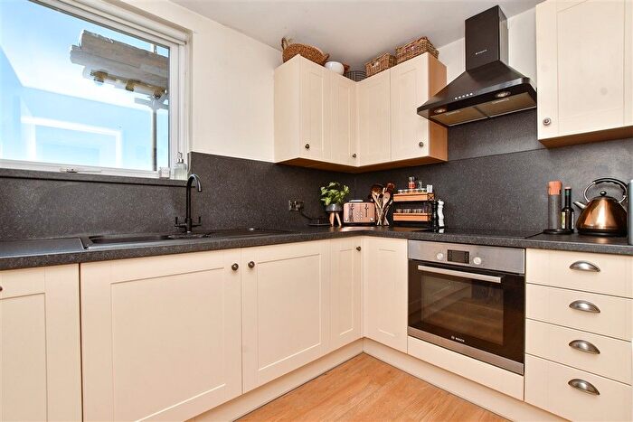 1 Bedroom Flat For Sale In Lavender Avenue, Worcester Park, Surrey, KT4