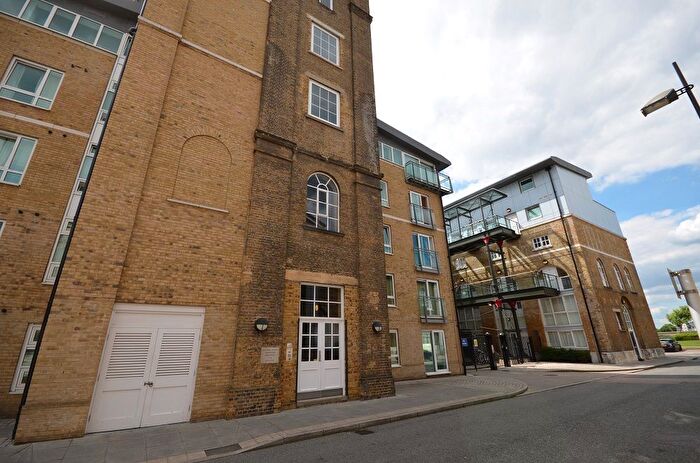 2 Bedroom Flat To Rent In Hopton Road, Woolwich, SE18