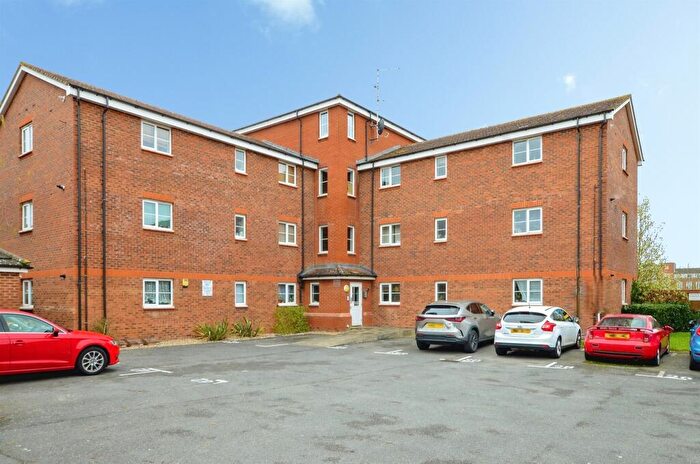 2 Bedroom Flat For Sale In Walker Grove, Hatfield, AL10