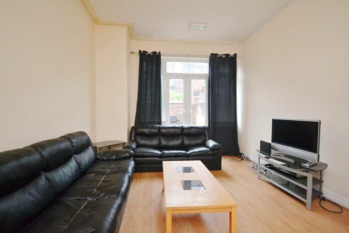 6 Bedroom Terraced House To Rent In Scarsdale Road, Manchester, M14