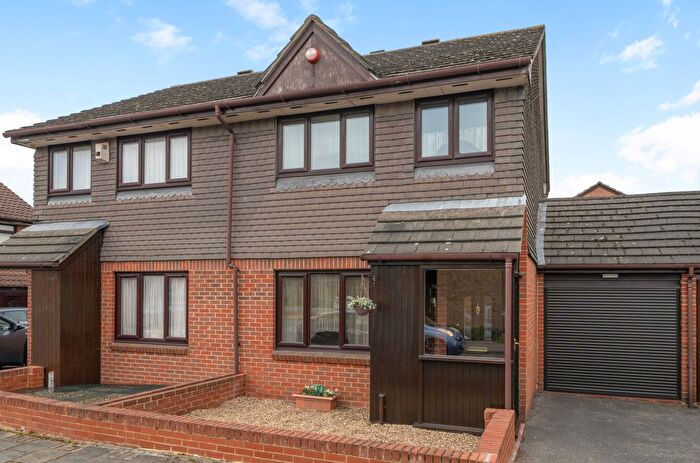 3 Bedroom Link Detached House For Sale In Margaret Gardner Drive, New Eltham, London, SE9