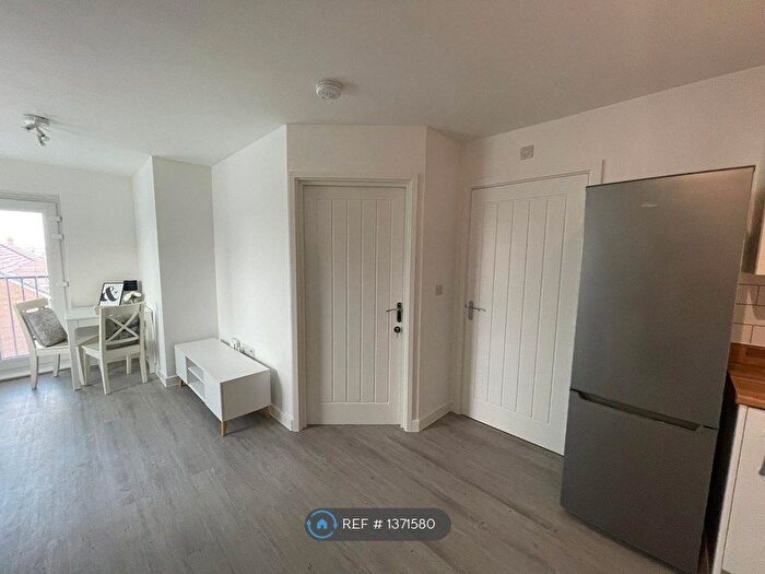 2 Bedroom Flat To Rent In Crouch Court, Birmingham, B29