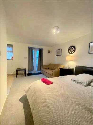 Studio To Rent In Station Road, Hendon, London, NW4