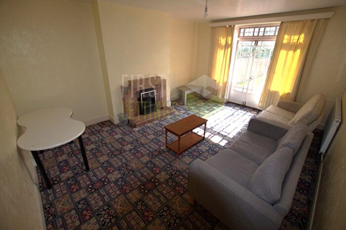 4 Bedroom Semi-Detached House To Rent In Victoria Park Road, Clarendon Park, LE2