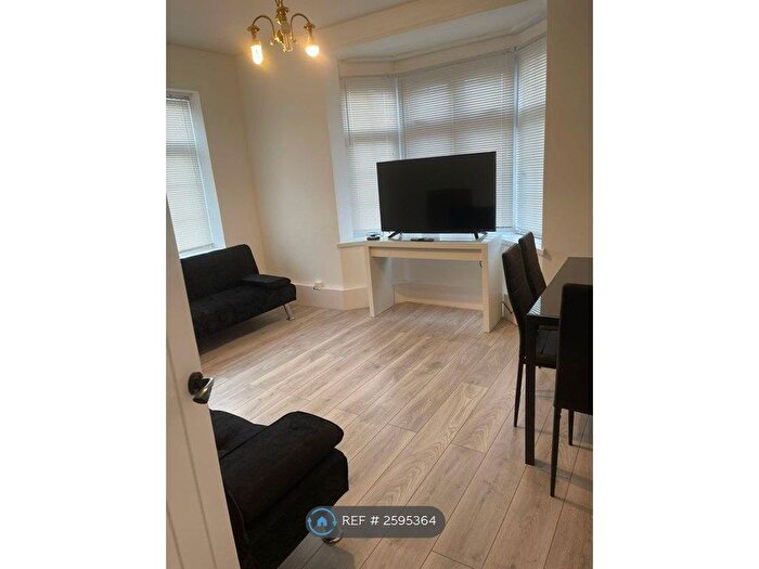 2 Bedroom Flat To Rent In Anderson House, London, SW17
