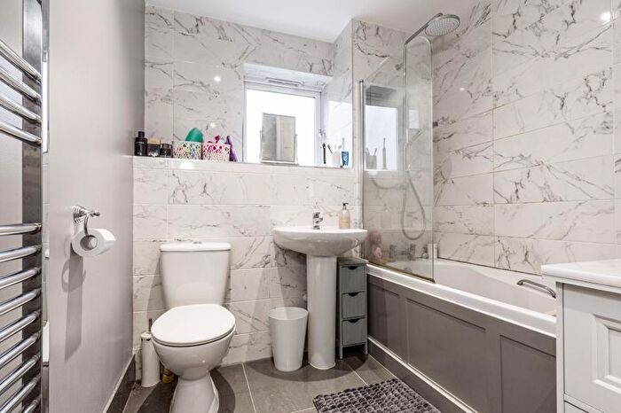 2 Bedroom Flat For Sale In Dale Square, Havant, PO9