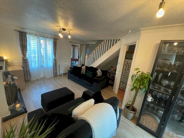 2 Bedroom Semi-Detached House To Rent In Whitebeam Lane, Leeds, LS10