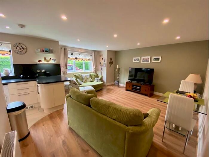 2 Bedroom Flat To Rent In Whitegates, Reading Road, RG41