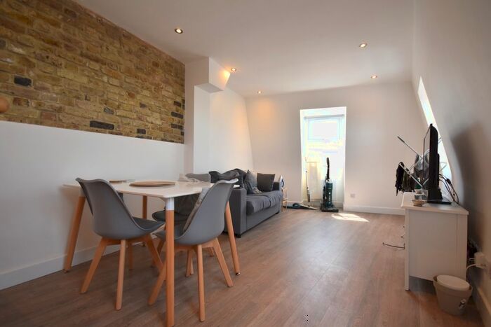 2 Bedroom Flat To Rent In Chestnut Grove, Balham, London, SW12