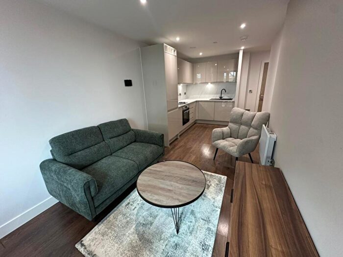 1 Bedroom Apartment To Rent In Aquitania, L3