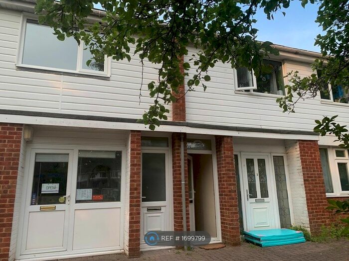 2 Bedroom Maisonette To Rent In South Lake Parade, Woodley, Reading, RG5