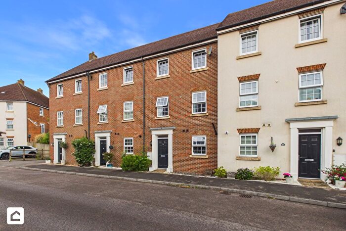 5 Bedroom Town House To Rent In Meadow Way, Horley, West Sussex, RH6