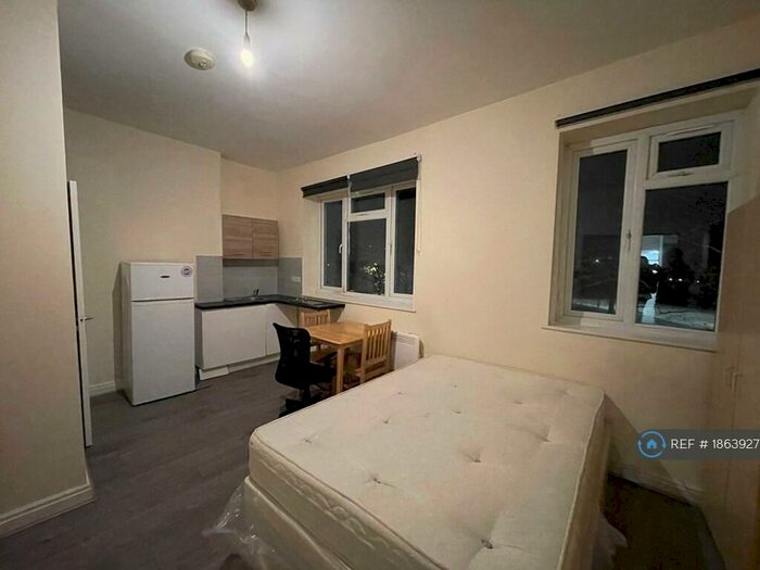 Studio To Rent In West Green Road, London, N15