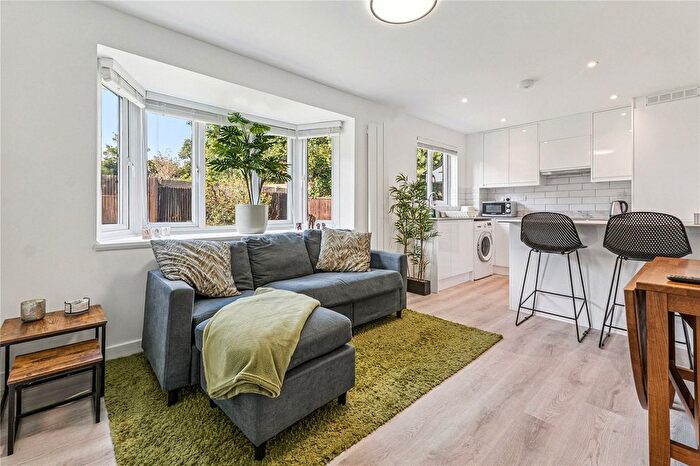 2 Bedroom Flat For Sale In Crowthorne Close, London, SW18