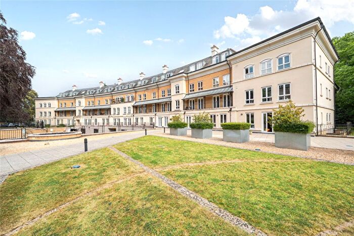 2 Bedroom Flat For Sale In Heathside Crescent, Woking, Surrey, GU22