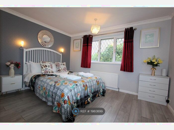 3 Bedroom Semi-Detached House To Rent In Compton Close, Earley, Reading, RG6