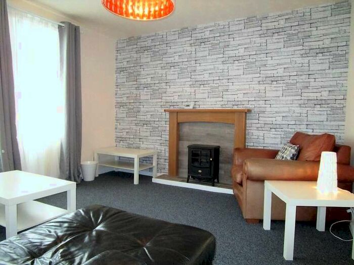 4 Bedroom Semi-Detached House To Rent In Foxcroft Way, Leeds, LS6