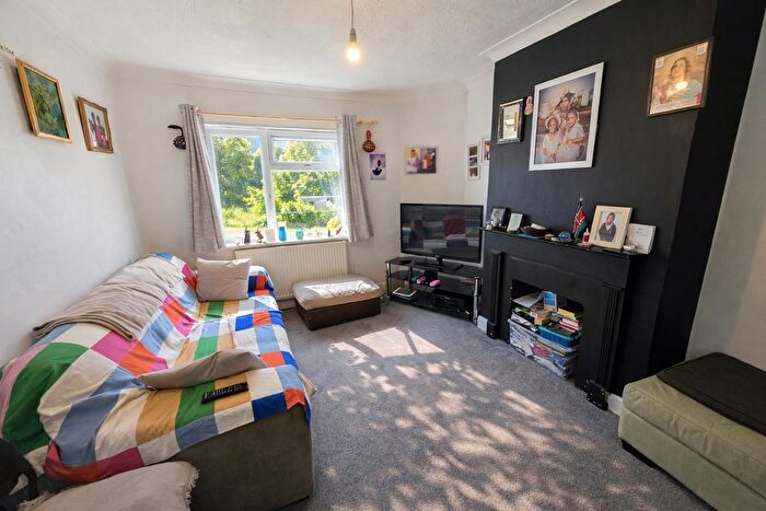 2 Bedroom Maisonette For Sale In Limpsfield Road, Warlingham, Croydon, CR6