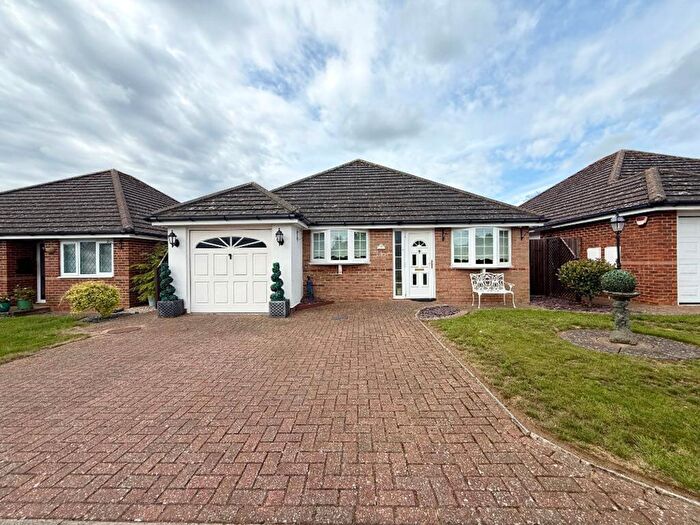 2 Bedroom Detached Bungalow For Sale In Claydon Close, Luton, LU3