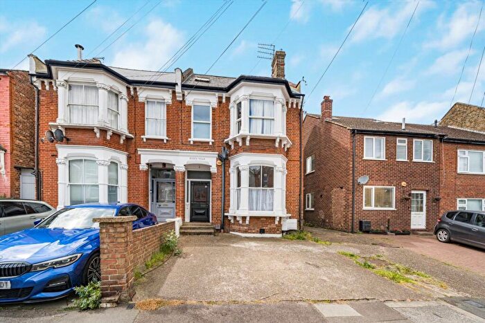 2 Bedroom Flat For Sale In Beaconsfield Road, London, N11