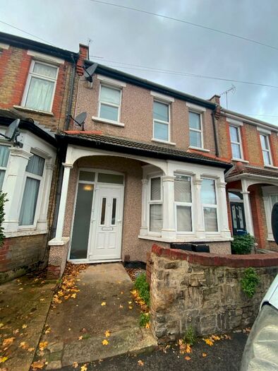 1 Bedroom Ground Flat To Rent In Northview Drive, Westcliff-On-Sea, Essex, SS0