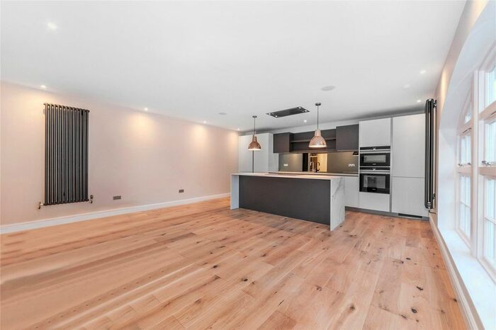 2 Bedroom Flat To Rent In High Park Road, Kew, TW9