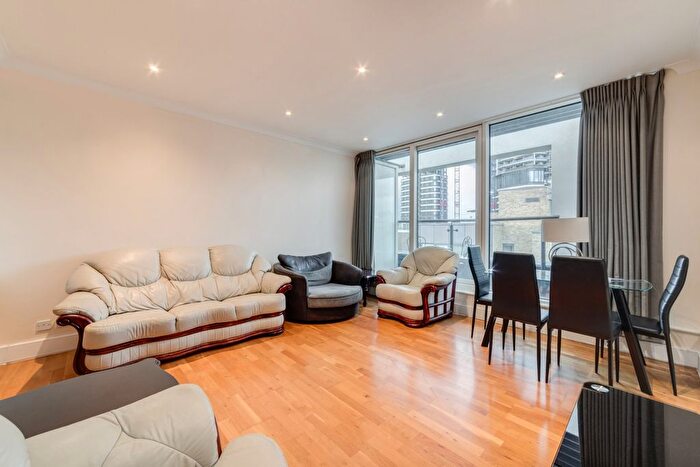 2 Bedroom Flat To Rent In Boardwalk Place, Poplar, E14