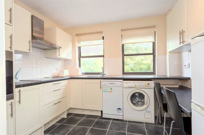 1 Bedroom Flat To Rent In Chariotts Place, Windsor SL4