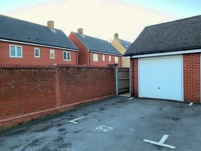 3 Bedroom Semidetached House For Sale In Holloway Close, Amesbury