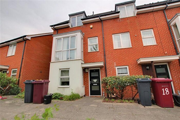 4 Bedroom Semi Detached House To Rent In Puffin Way, Reading, Berkshire, RG2