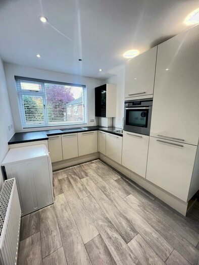 2 Bedroom Flat To Rent In Park View Court, Torrington Park, London, N12