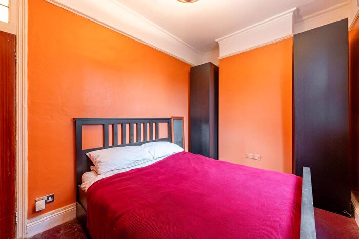 3 Bedroom Flat For Sale In Lechmere Road, Willesden Green, London, NW2